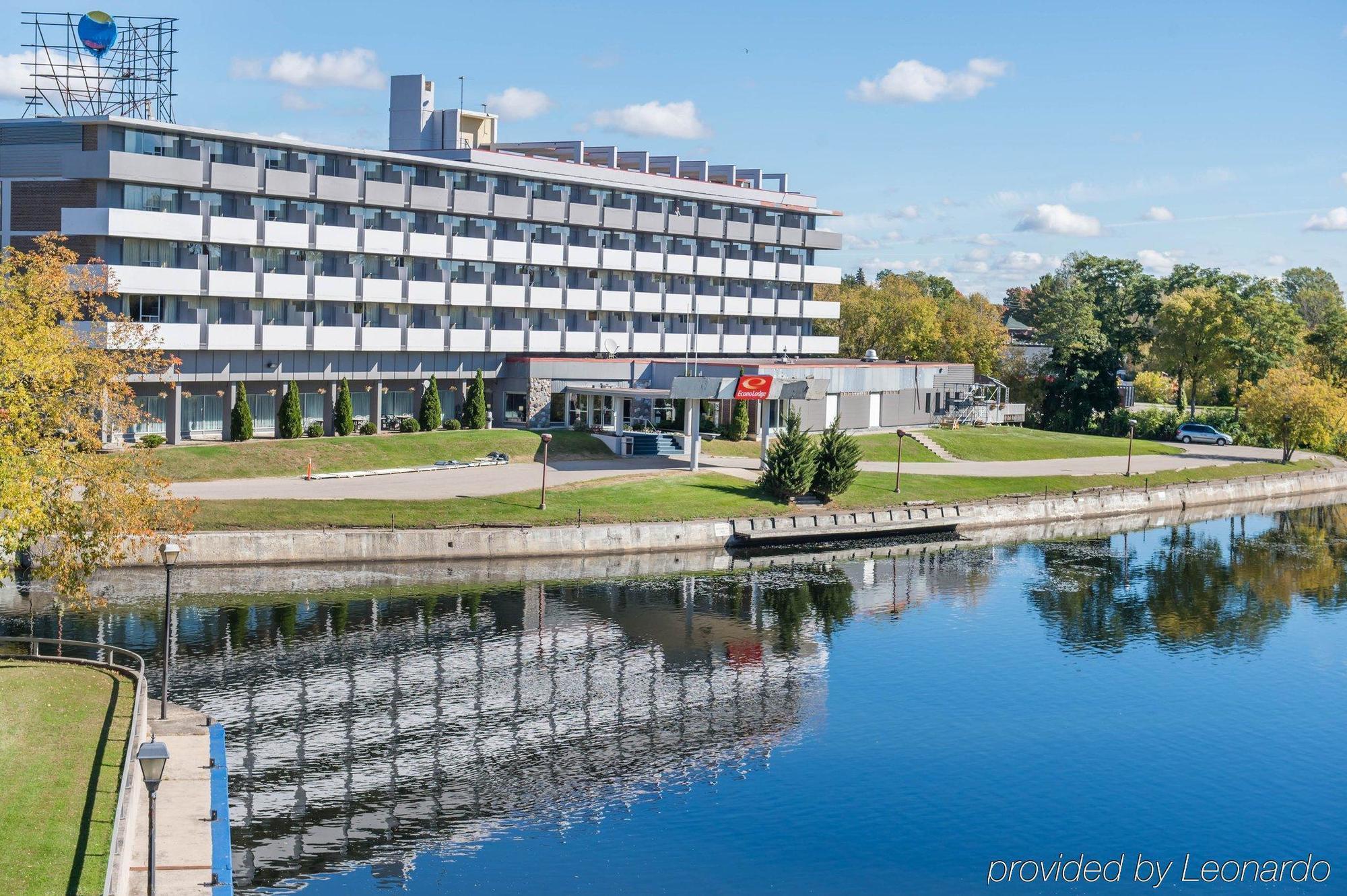 Econo Lodge Смітс-Фолз Екстер'єр фото